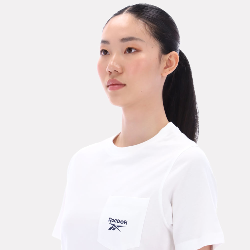 Polera manga corta Classics | Lex Small Logo Crw Ss Pocket Tee | Mujer - Imagen 4